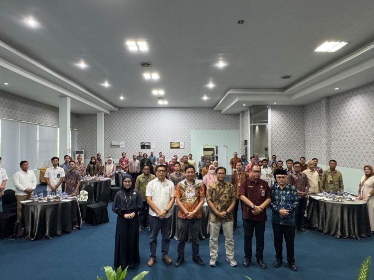 Wadir Intelkam Polda Jambi AKBP Syafii Bagus Santoso bersama narasumber dan peserta FGD membahas strategi sinergi pengamanan distribusi pupuk bersubsidi di Aula Shang Ratu Hotel Jambi, Jumat (10/10/2025). (Dok. Nahar)