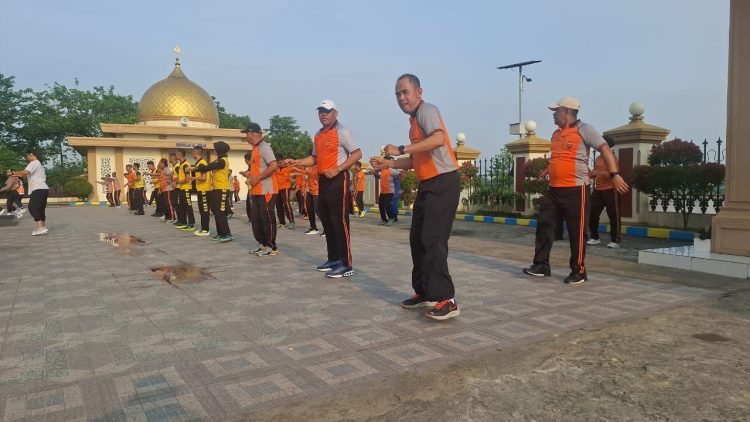 Personel Ditpolairud Polda Jambi mengikuti senam pagi bersama di halaman kantor Ditpolairud, Jumat (10/10/2025) (Dok. Nahar)