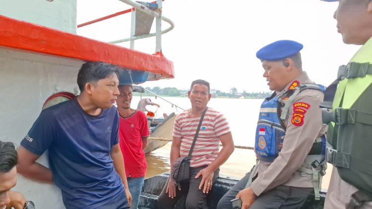 Personel Ditpolairud Polda Jambi berdialog dengan nelayan di Sungai Batanghari dalam patroli dialogis, Jumat (10/10/2025) (Dok. Nahar)