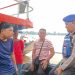 Personel Ditpolairud Polda Jambi berdialog dengan nelayan di Sungai Batanghari dalam patroli dialogis, Jumat (10/10/2025) (Dok. Nahar)