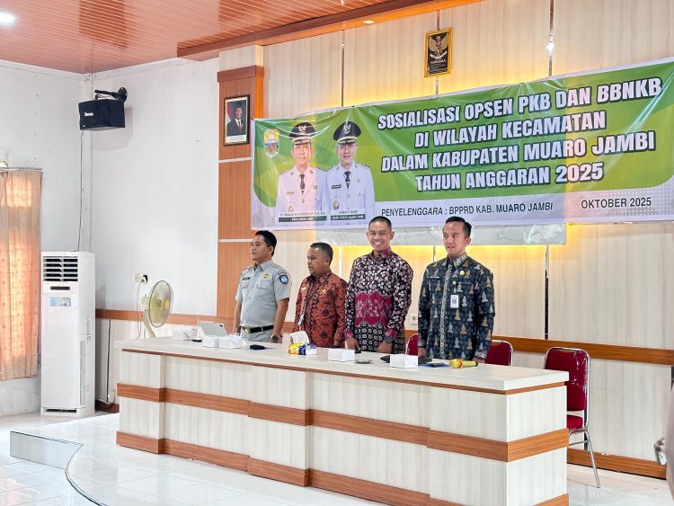 Penanggung Jawab Samsat Jasa Raharja Muaro Jambi, Muhammad Nurhalim (dua dari kiri), bersama perwakilan BPPRD dan Satlantas Muaro Jambi saat membuka kegiatan Sosialisasi Opsen PKB dan BBNKB Tahun Anggaran 2025 di salah satu kecamatan di Kabupaten Muaro Jambi. (Dok. BPPRD Muaro Jambi)
