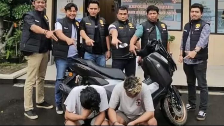 Tim Reskrim Polsek Jelutung Kota Jambi bersama dua tersangka kasus curanmor dan barang bukti sepeda motor Yamaha NMAX hasil kejahatan usai penangkapan di Ciparay, Kabupaten Bandung, Jawa Barat, Kamis (10/10/2025). (Dok. Humas)