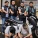 Tim Reskrim Polsek Jelutung Kota Jambi bersama dua tersangka kasus curanmor dan barang bukti sepeda motor Yamaha NMAX hasil kejahatan usai penangkapan di Ciparay, Kabupaten Bandung, Jawa Barat, Kamis (10/10/2025). (Dok. Humas)