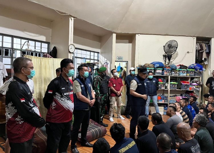 Kepala Kantor Wilayah Ditjen Pemasyarakatan Jambi, Hidayat (tengah), memimpin razia gabungan bersama TNI, Polri, dan petugas Lapas Kelas IIA Jambi untuk memastikan keamanan serta ketertiban warga binaan, Jumat (10/10/2025) malam. (Dok. Nahar)