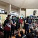 Kepala Kantor Wilayah Ditjen Pemasyarakatan Jambi, Hidayat (tengah), memimpin razia gabungan bersama TNI, Polri, dan petugas Lapas Kelas IIA Jambi untuk memastikan keamanan serta ketertiban warga binaan, Jumat (10/10/2025) malam. (Dok. Nahar)