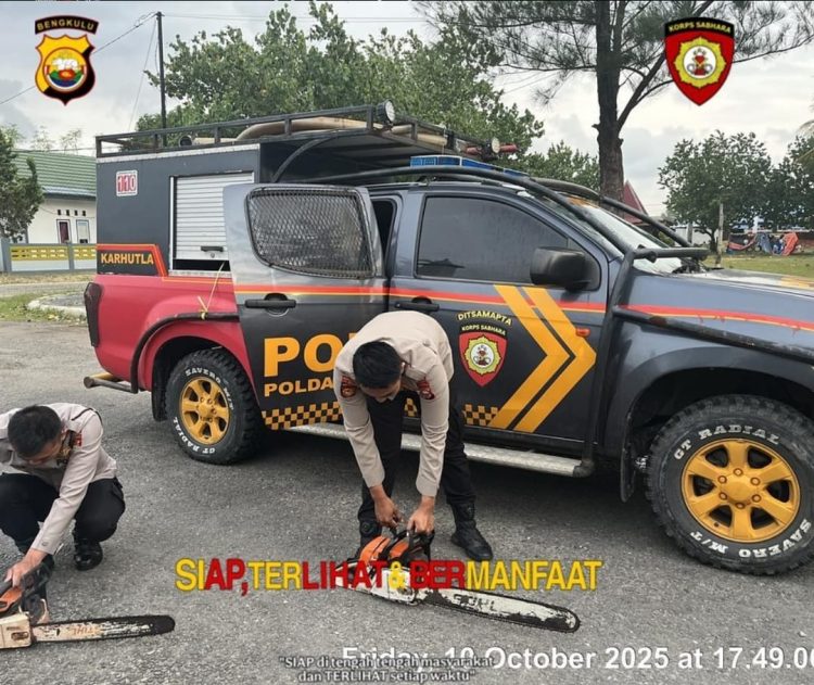 Personel Ditsamapta Polda Bengkulu melakukan pengecekan peralatan operasional sebelum bertugas. Kesiapsiagaan menjadi bagian dari program ‘Siap, Terlihat, dan Bermanfaat’ dalam menjaga keamanan dan ketertiban masyarakat. (Dok. Humas)