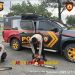 Personel Ditsamapta Polda Bengkulu melakukan pengecekan peralatan operasional sebelum bertugas. Kesiapsiagaan menjadi bagian dari program ‘Siap, Terlihat, dan Bermanfaat’ dalam menjaga keamanan dan ketertiban masyarakat. (Dok. Humas)