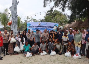 Kapolda Bengkulu Irjen Pol Mardiyono, S.I.K., M.Si. bersama jajaran Polda Bengkulu berfoto bersama warga dan nelayan usai kegiatan Jumat Berkah dan Jumat Curhat di kawasan Teluk Segara, Bengkulu, Jumat (10/10/2025). (Dok. Yola)