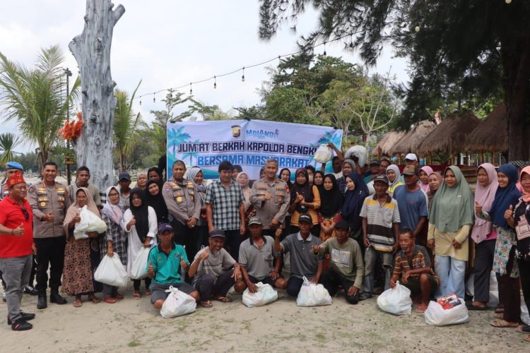 Kapolda Bengkulu Irjen Pol Mardiyono, S.I.K., M.Si. bersama jajaran Polda Bengkulu berfoto bersama warga dan nelayan usai kegiatan Jumat Berkah dan Jumat Curhat di kawasan Teluk Segara, Bengkulu, Jumat (10/10/2025). (Dok. Yola)