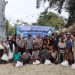 Kapolda Bengkulu Irjen Pol Mardiyono, S.I.K., M.Si. bersama jajaran Polda Bengkulu berfoto bersama warga dan nelayan usai kegiatan Jumat Berkah dan Jumat Curhat di kawasan Teluk Segara, Bengkulu, Jumat (10/10/2025). (Dok. Yola)