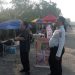 Personel Ditpamobvit Polda Bengkulu berdialog dengan pedagang di kawasan Pantai Panjang, Sabtu (11/10/2025). (Doki. Yola)