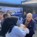 Ketua DPW Partai NasDem Provinsi Bengkulu, Hj. Erna Sari Dewi, MH, menyerahkan paket sembako kepada warga dalam kegiatan sosial di Kantor DPD Partai NasDem Kota Bengkulu, Sabtu (11/10/2025). (Yola)