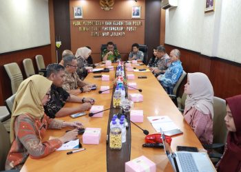 Perwakilan Kedutaan Besar Inggris bersama jajaran RS Bhayangkara Tingkat I Pusdokkes Polri saat membahas kerja sama bidang kedokteran forensik di Jakarta, Jumat (10/10/2025). (Dok. Humas)