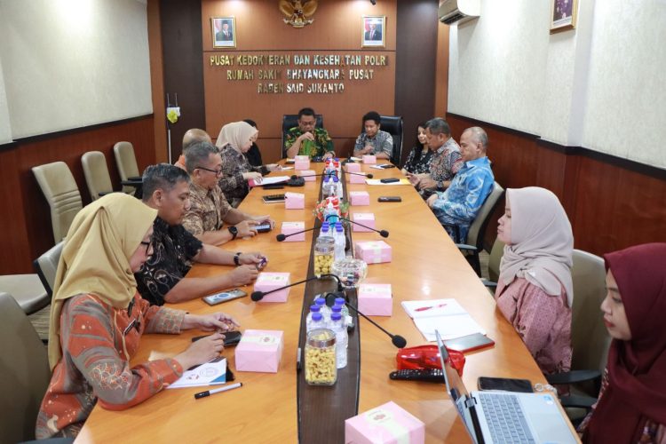 Perwakilan Kedutaan Besar Inggris bersama jajaran RS Bhayangkara Tingkat I Pusdokkes Polri saat membahas kerja sama bidang kedokteran forensik di Jakarta, Jumat (10/10/2025). (Dok. Humas)