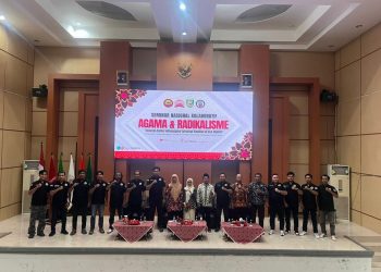 Para peserta dan narasumber berfoto bersama usai Seminar Nasional Kolaboratif Agama dan Radikalisme yang digelar Densus 88 AT di Bengkulu, Kamis (9/10/2025). (Dok. Yola)