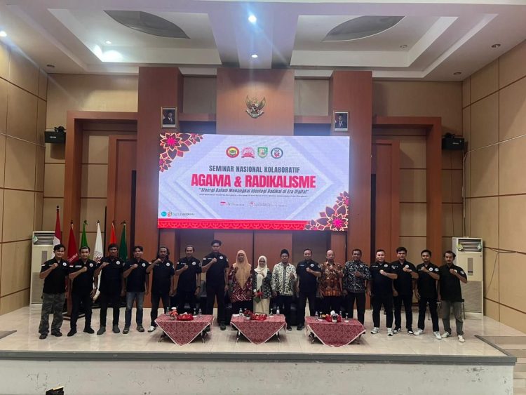 Para peserta dan narasumber berfoto bersama usai Seminar Nasional Kolaboratif Agama dan Radikalisme yang digelar Densus 88 AT di Bengkulu, Kamis (9/10/2025). (Dok. Yola)