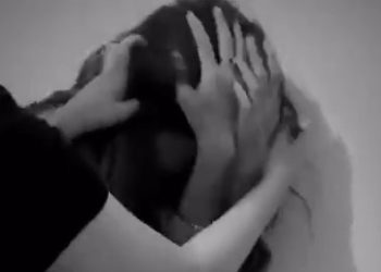 DD, salah satu pelaku menjambak rambut korban DM (20) . (Dok. Tangkapan layar video instagram @jambisharing)