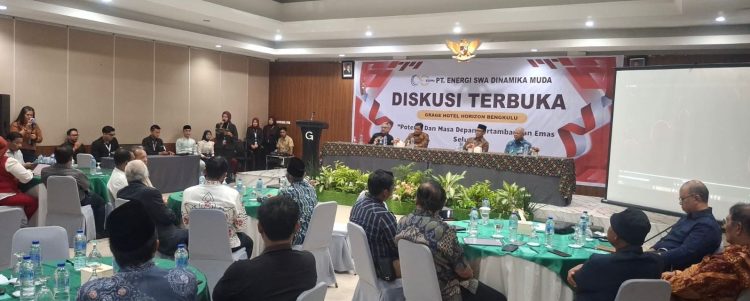 Peserta mengikuti diskusi terbuka yang digelar PT Energi Swa Dinamika Muda di Grage Hotel Horizon Bengkulu. Acara membahas potensi dan masa depan pertambangan emas di Kabupaten Seluma. (Dok. Yola)