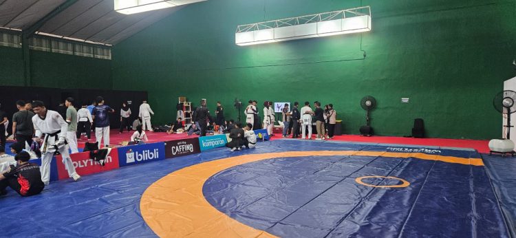 Para atlet taekwondo dan judo dari kontingen Jambi melakukan persiapan di arena pertandingan PON Bela Diri 2025 di Djarum Arena, Kudus, Jawa Tengah, Minggu (12/10/2025) (Dok. Koni Jambi)
