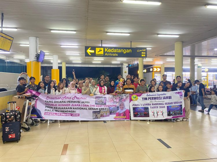 Wakil Ketua Umum IV KONI Provinsi Jambi, Dr. Sukendro (tengah), menyambut kedatangan Tim Senam Perwosi Jambi di Bandara Sultan Thaha, Sabtu (11/10/2025). (Dok. Daus)