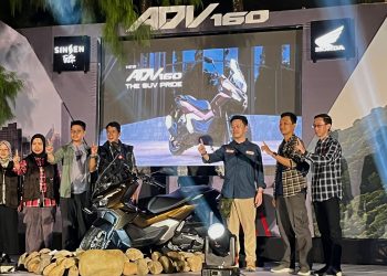 Tim PT Sinar Sentosa Primatama (Sinsen) bersama New Honda ADV160 saat peluncuran regional di Teras Mendalo, Jambi, Sabtu (11/10/2025). Skutik premium bergaya SUV ini hadir dengan teknologi RoadSync dan desain tangguh untuk pecinta petualangan. (Dok. Stepanus)