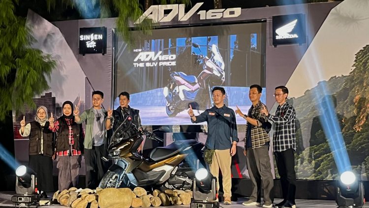 Tim PT Sinar Sentosa Primatama (Sinsen) bersama New Honda ADV160 saat peluncuran regional di Teras Mendalo, Jambi, Sabtu (11/10/2025). Skutik premium bergaya SUV ini hadir dengan teknologi RoadSync dan desain tangguh untuk pecinta petualangan. (Dok. Stepanus)