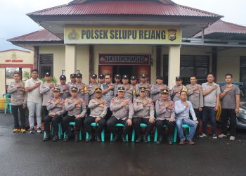 Wakapolda Bengkulu Brigjen Pol. Dicky Sondani berfoto bersama jajaran Polsek Selupu Rejang usai memberikan arahan kepada personel, Sabtu (11/10/2025). (Dok. Yola)