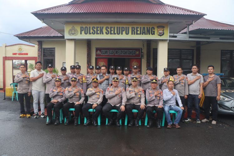 Wakapolda Bengkulu Brigjen Pol. Dicky Sondani berfoto bersama jajaran Polsek Selupu Rejang usai memberikan arahan kepada personel, Sabtu (11/10/2025). (Dok. Yola)