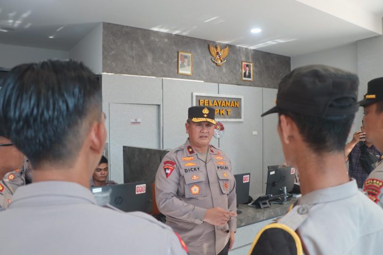 Wakapolda Bengkulu Brigjen Pol. Dicky Sondani memberikan arahan kepada personel Polres Rejang Lebong saat meninjau Gedung Pamapta dan layanan SPKT, Sabtu (11/10/2025). (Dok, Yolo)