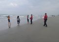 Anggota Ditpamobvit Polda Bengkulu berdialog dengan wisatawan saat melaksanakan patroli di Pantai Pasir Putih, Bengkulu, Minggu (12/10/2025). (Dok. Yola)