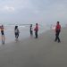 Anggota Ditpamobvit Polda Bengkulu berdialog dengan wisatawan saat melaksanakan patroli di Pantai Pasir Putih, Bengkulu, Minggu (12/10/2025). (Dok. Yola)
