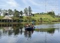 Personel Batalyon A Pelopor Satbrimob Polda Bengkulu melaksanakan latihan dayung di Danau Mas Harun Bastari, Kabupaten Rejang Lebong, Minggu (12/10/2025). (Dok. Yola)