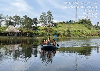 Personel Batalyon A Pelopor Satbrimob Polda Bengkulu melaksanakan latihan dayung di Danau Mas Harun Bastari, Kabupaten Rejang Lebong, Minggu (12/10/2025). (Dok. Yola)