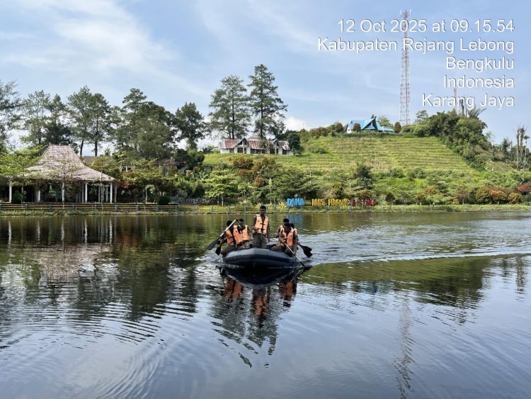 Personel Batalyon A Pelopor Satbrimob Polda Bengkulu melaksanakan latihan dayung di Danau Mas Harun Bastari, Kabupaten Rejang Lebong, Minggu (12/10/2025). (Dok. Yola)