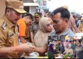 TPID Kabupaten Kerinci bersama jajaran pemerintah daerah meninjau kegiatan operasi pasar sebagai langkah pengendalian inflasi di wilayah setempat, Sabtu (12/10/2025). (Dok. Deko)