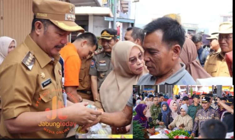 TPID Kabupaten Kerinci bersama jajaran pemerintah daerah meninjau kegiatan operasi pasar sebagai langkah pengendalian inflasi di wilayah setempat, Sabtu (12/10/2025). (Dok. Deko)