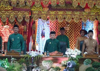 Gubernur Jambi Al Haris memberikan sambutan pada Rapat Paripurna DPRD Kabupaten Sarolangun dalam rangka HUT ke-26 Kabupaten Sarolangun Tahun 2025, di Gedung DPRD Sarolangun, Minggu (12/10/2025). (Dok. Erit - Kominfo)