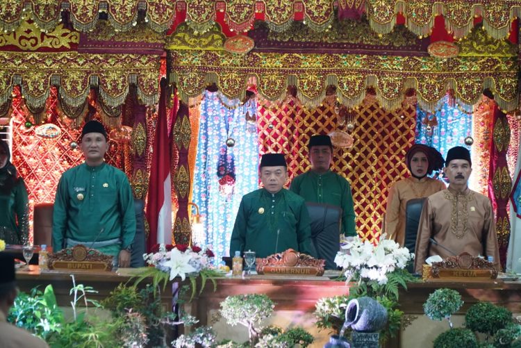 Gubernur Jambi Al Haris memberikan sambutan pada Rapat Paripurna DPRD Kabupaten Sarolangun dalam rangka HUT ke-26 Kabupaten Sarolangun Tahun 2025, di Gedung DPRD Sarolangun, Minggu (12/10/2025). (Dok. Erit - Kominfo)