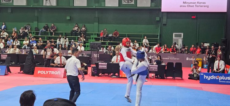 Atlet taekwondo Jambi, M. Wijaya Hamzah (pelindung merah), beraksi melawan Pandu Wijaya dari DKI Jakarta dalam partai final kelas under 75 kg PON Bela Diri 2025 di GOR Djarum, Kudus, Jawa Tengah, Minggu (12/10/2025). (Dok. Koni Jambi)