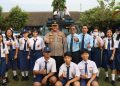 Wakapolda Bengkulu Brigjen Pol Dicky Sondani, S.I.K., M.H. berfoto bersama siswa-siswi SMP Sint Carolus Kota Bengkulu usai menjadi pembina upacara bendera, Senin (13/10/2025). (Dok. Yola)