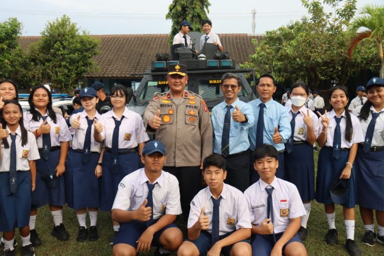 Wakapolda Bengkulu Brigjen Pol Dicky Sondani, S.I.K., M.H. berfoto bersama siswa-siswi SMP Sint Carolus Kota Bengkulu usai menjadi pembina upacara bendera, Senin (13/10/2025). (Dok. Yola)