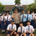 Wakapolda Bengkulu Brigjen Pol Dicky Sondani, S.I.K., M.H. berfoto bersama siswa-siswi SMP Sint Carolus Kota Bengkulu usai menjadi pembina upacara bendera, Senin (13/10/2025). (Dok. Yola)