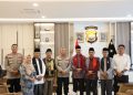 Kapolda Bengkulu Irjen Pol Mardiyono (tengah) menerima kunjungan silaturahmi Ketua Badan Musyawarah Adat (BMA) Provinsi Bengkulu Drs. H. S. Effendi, M.S., beserta rombongan di ruang kerja Kapolda Bengkulu, Senin (13/10/2025). (Dok. Yola)