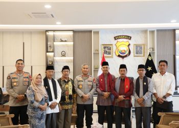Kapolda Bengkulu Irjen Pol Mardiyono (tengah) menerima kunjungan silaturahmi Ketua Badan Musyawarah Adat (BMA) Provinsi Bengkulu Drs. H. S. Effendi, M.S., beserta rombongan di ruang kerja Kapolda Bengkulu, Senin (13/10/2025). (Dok. Yola)