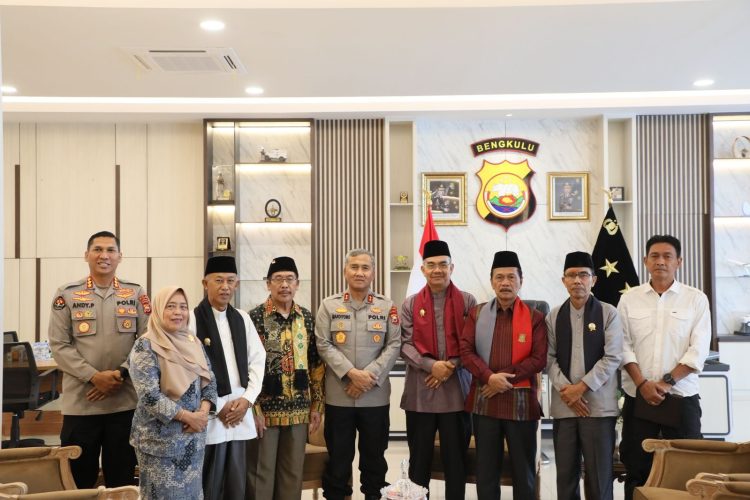 Kapolda Bengkulu Irjen Pol Mardiyono (tengah) menerima kunjungan silaturahmi Ketua Badan Musyawarah Adat (BMA) Provinsi Bengkulu Drs. H. S. Effendi, M.S., beserta rombongan di ruang kerja Kapolda Bengkulu, Senin (13/10/2025). (Dok. Yola)