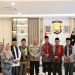 Kapolda Bengkulu Irjen Pol Mardiyono (tengah) menerima kunjungan silaturahmi Ketua Badan Musyawarah Adat (BMA) Provinsi Bengkulu Drs. H. S. Effendi, M.S., beserta rombongan di ruang kerja Kapolda Bengkulu, Senin (13/10/2025). (Dok. Yola)