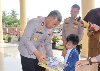 Kapolda Bengkulu Irjen Pol Mardiyono menyerahkan hadiah kepada salah satu siswa TK Islam Terpadu Khairunnisa dalam kegiatan “Polisi Sahabat Anak” di Lapangan Anton Soejarwo, Senin (13/10/2025). (Dok. Yola)