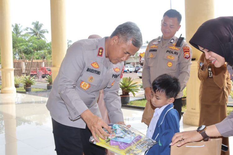 Kapolda Bengkulu Irjen Pol Mardiyono menyerahkan hadiah kepada salah satu siswa TK Islam Terpadu Khairunnisa dalam kegiatan “Polisi Sahabat Anak” di Lapangan Anton Soejarwo, Senin (13/10/2025). (Dok. Yola)