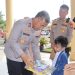 Kapolda Bengkulu Irjen Pol Mardiyono menyerahkan hadiah kepada salah satu siswa TK Islam Terpadu Khairunnisa dalam kegiatan “Polisi Sahabat Anak” di Lapangan Anton Soejarwo, Senin (13/10/2025). (Dok. Yola)