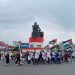 Sejumlah peserta aksi dari PW KAMMI Bengkulu mengibarkan bendera Palestina saat menggelar aksi damai di kawasan pusat Kota Bengkulu, Senin (13/10/2025). (Yola)